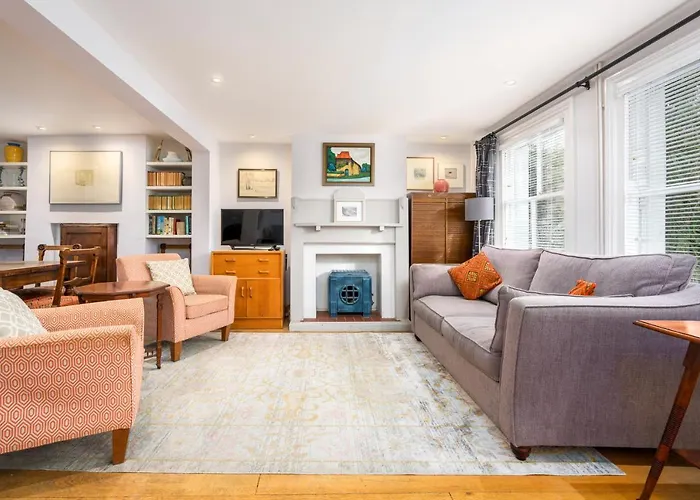 Delightful Bird Sisters Cottage With Free Parking