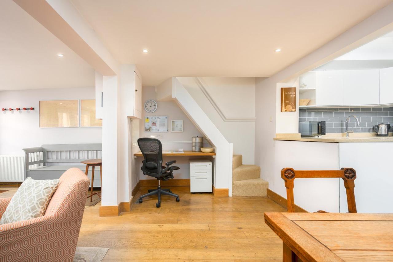 Delightful Bird Sisters With Free Parking * Brighton