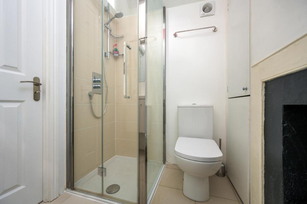 Delightful Bird Sisters With Free Parking * Brighton
