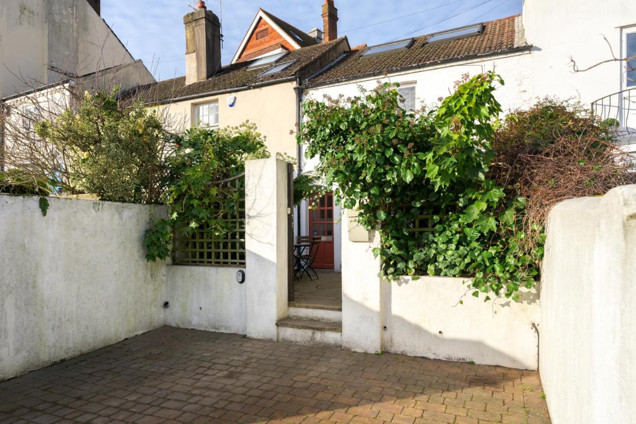 Delightful Bird Sisters With Free Parking Holiday home