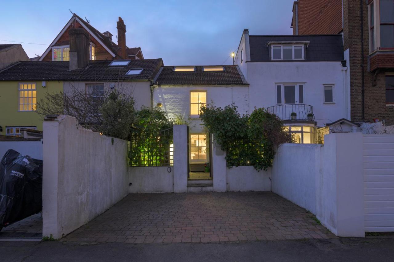 Delightful Bird Sisters With Free Parking * Brighton