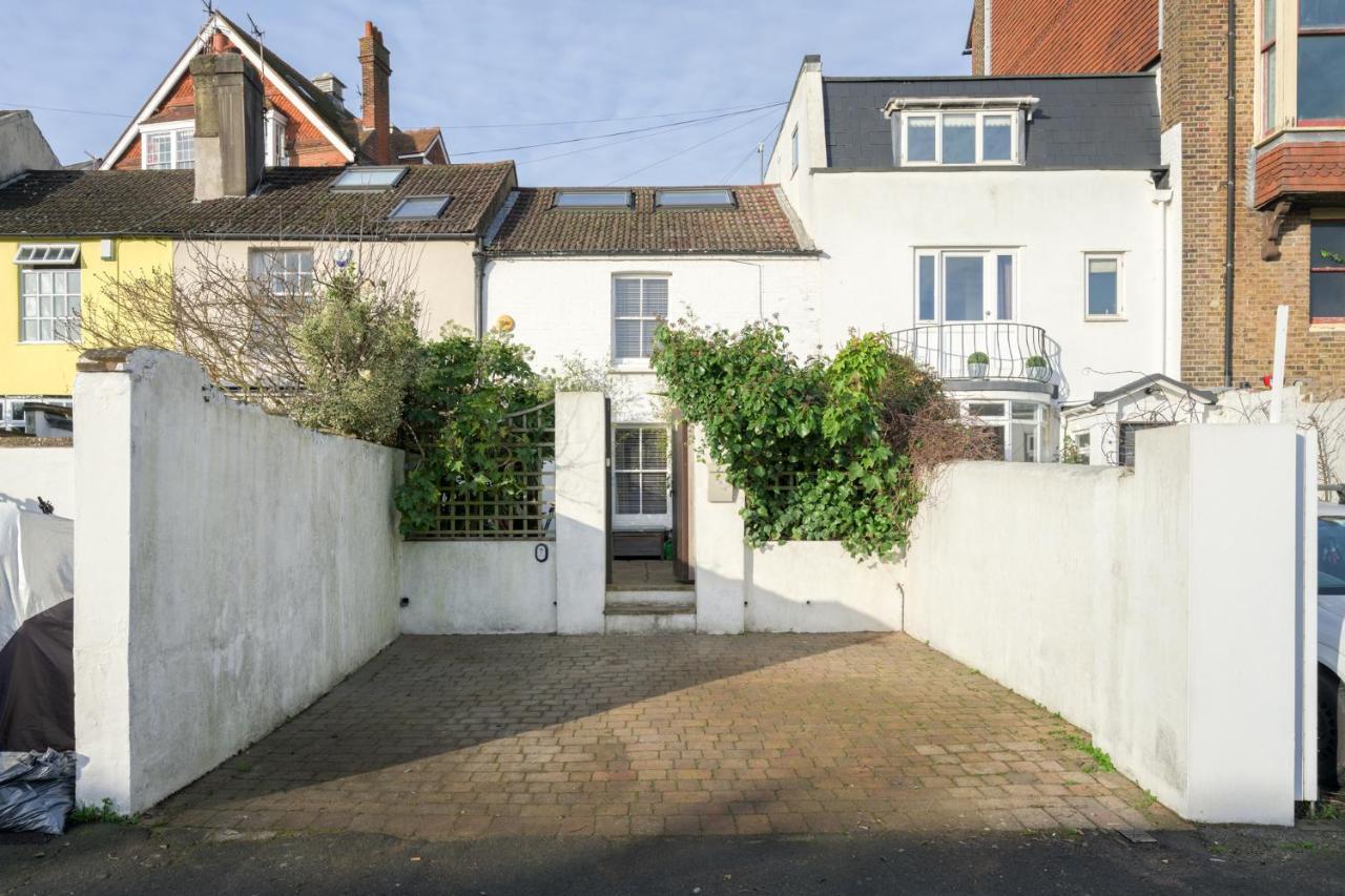 Delightful Bird Sisters With Free Parking Holiday home