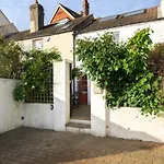 Delightful Bird Sisters Cottage With Free Parking
